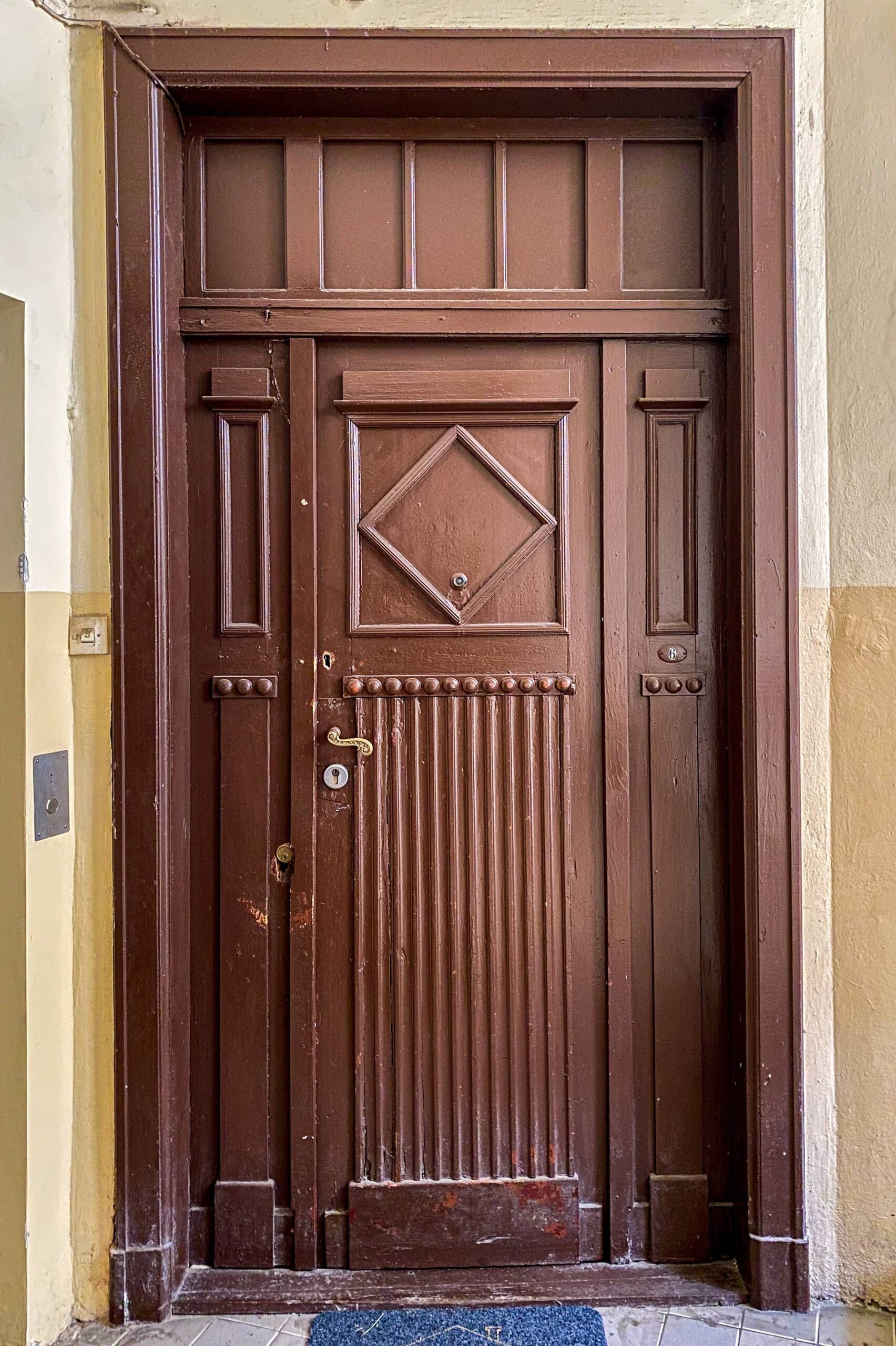 Drzwi do mieszkania. Klatka I. Fot. Wojciech Kmieć 2022 r., źródło: AOD III.