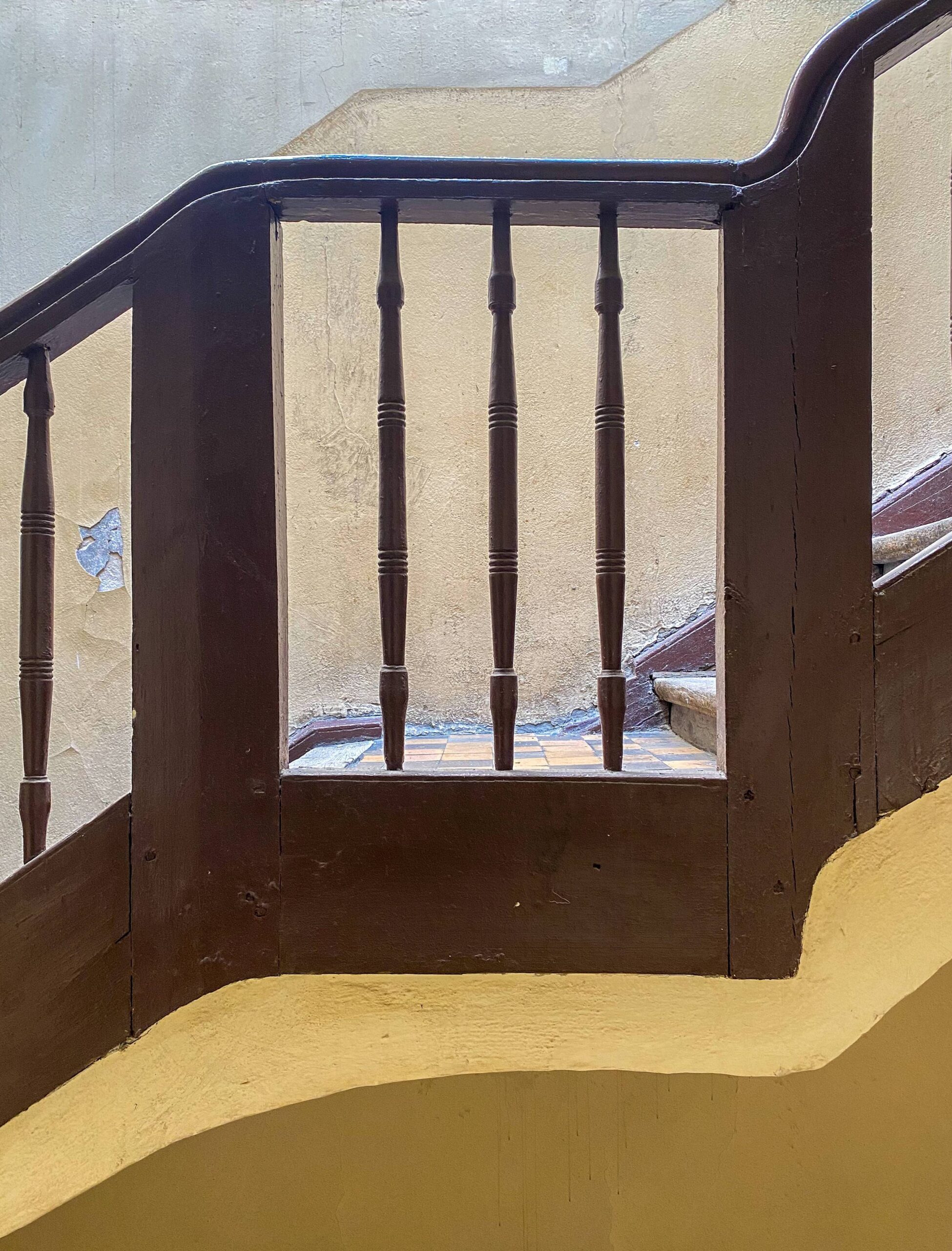 Drewniana balustrada schodów - klatka II. Fot. Wojciech Kmieć 2022 r., źródło: AOD III.