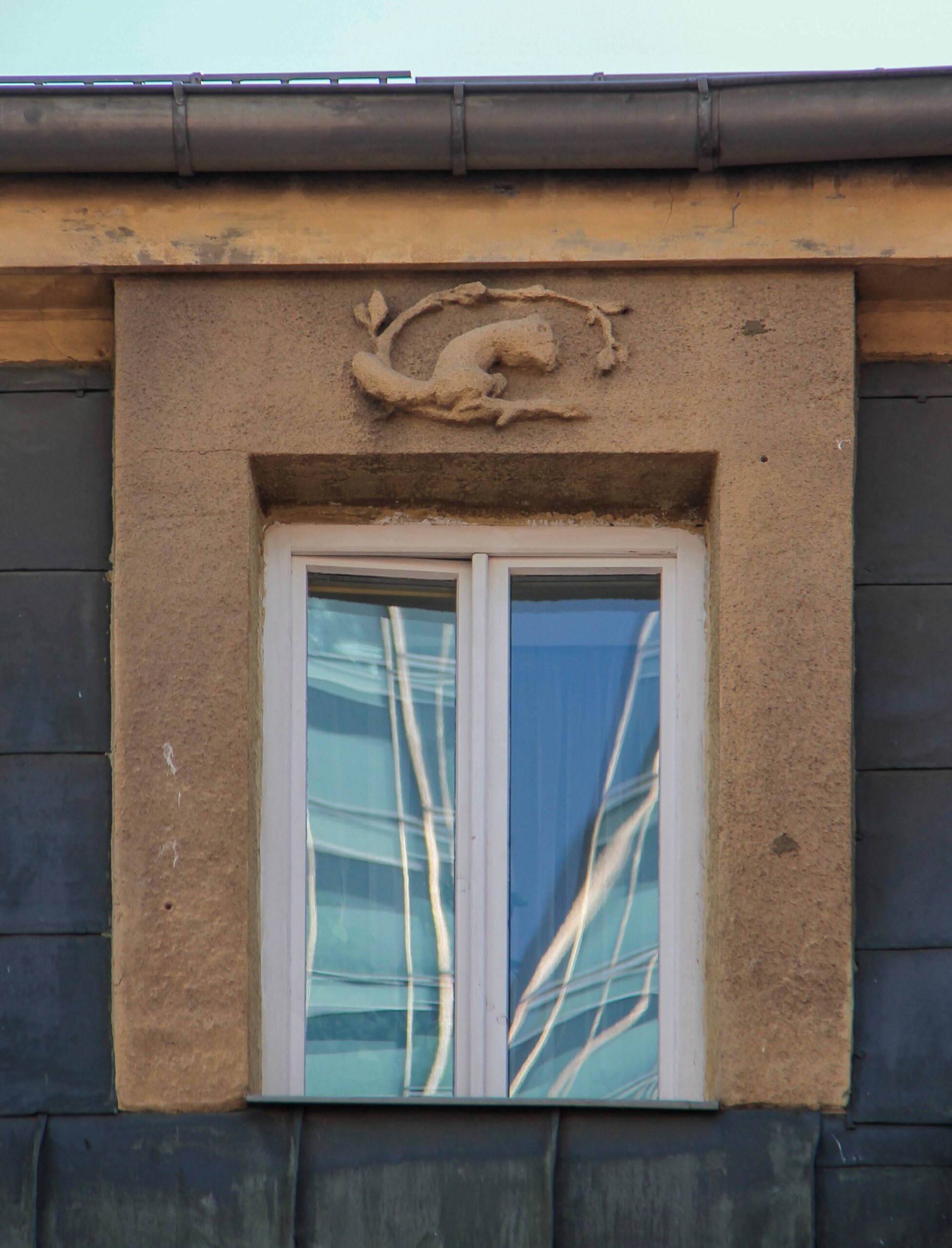 Elewacja frontowa. Oprawa okna ostatniego piętra. Fot. Wojciech Kmieć 2022 r., źródło: AOD III.