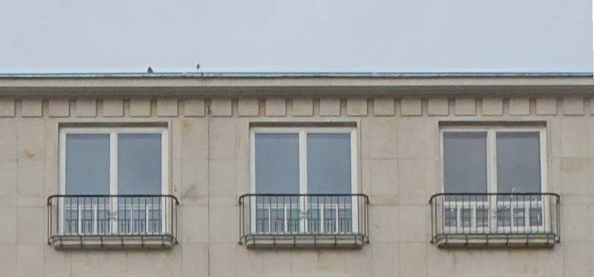 Okna ostatniego piętra. Fot. Zbigniew Michalczyk 2022 r., źródło: AOD III.