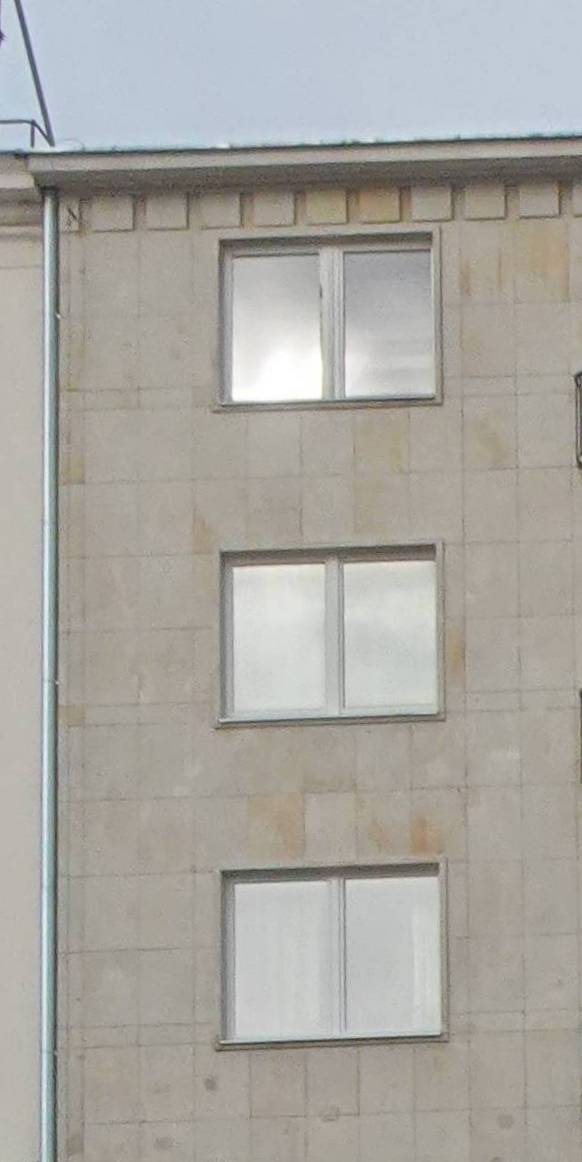 Trzy ostatnie okna lewej osi fasady. Fot. Zbigniew Michalczyk 2022 r., źródło: AOD III.