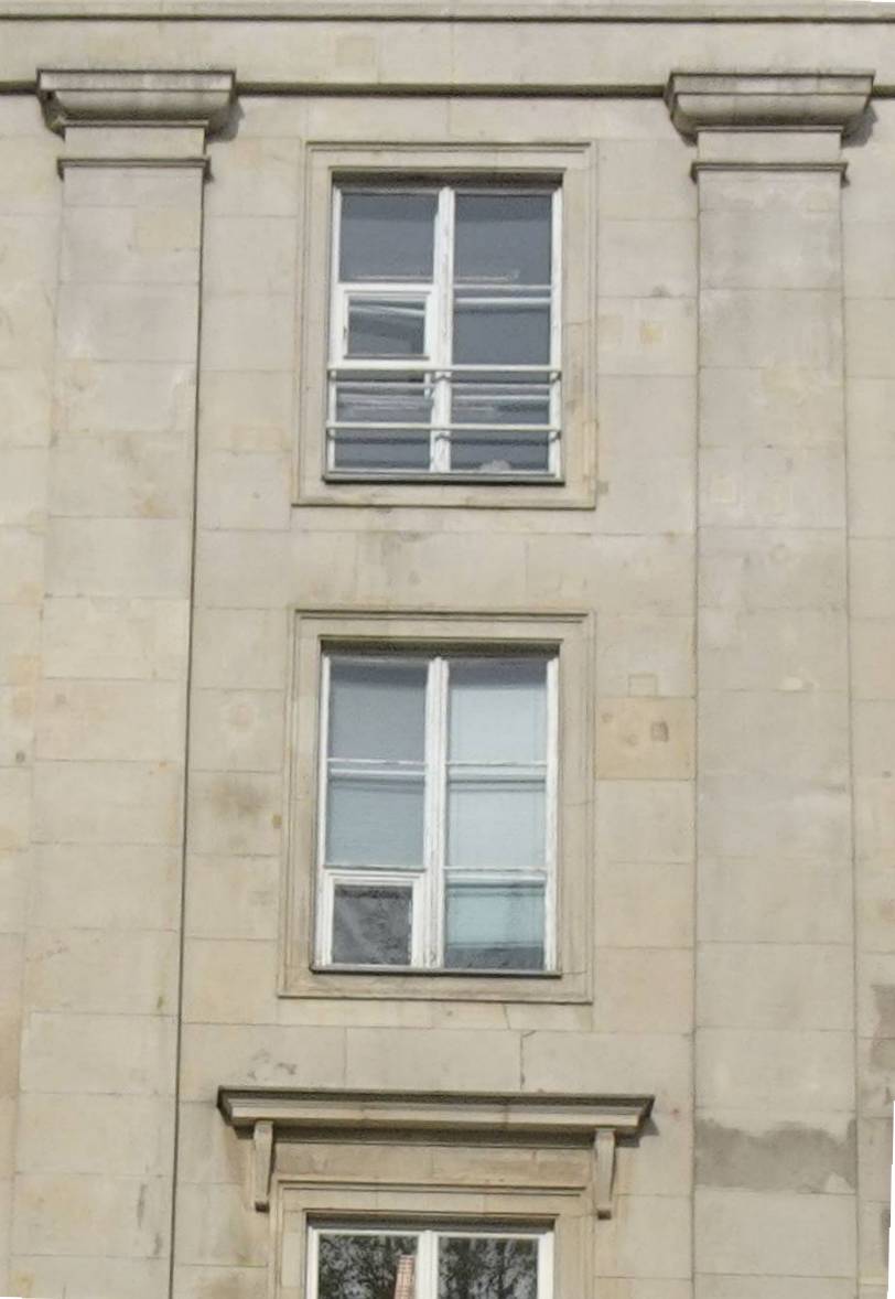 Okna III-go i IV-go piętra. Naczółek nad oknem piętra II-go. Fot. Zbigniew Michalczyk 2022 r., źródło: AOD III.
