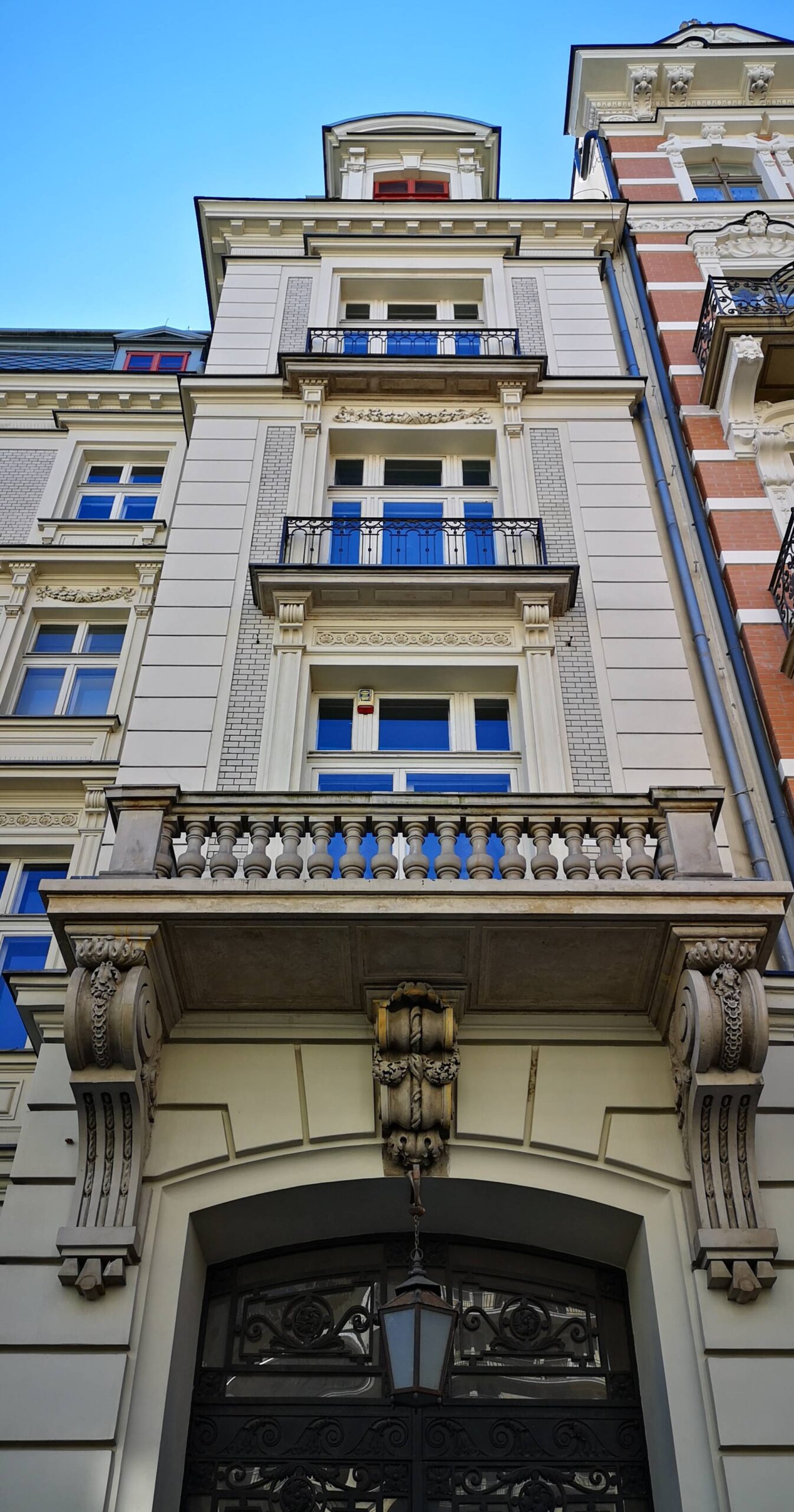 Dom frontowy. Ryzalit zachodni wraz z balkonem. Fot. Danuta Chodowiec 2022 r., źródło: AOD III.