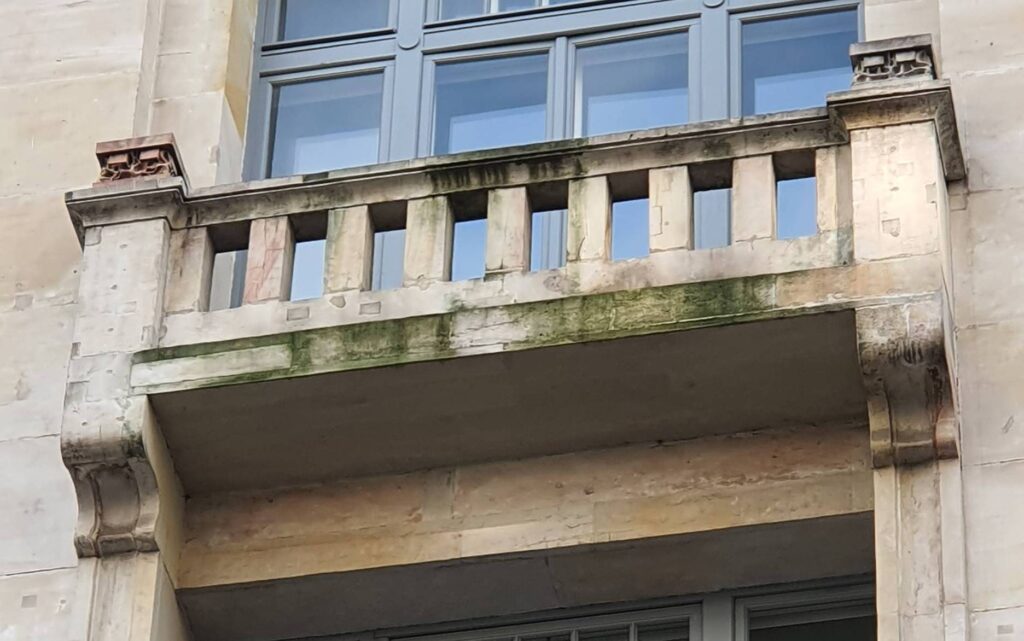 Zachodnia oś ryzalitu fasady północnej. Balkon III-go piętra. Fot. Agnieszka Dąbkowska 2022 r., źródło: AOD III.