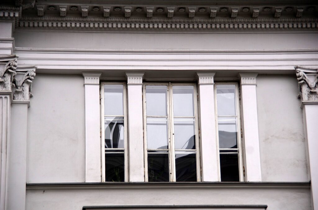 Okno II-go piętra. Widok od ulicy. Fot. Iwona Otrębska 2022 r., źródło: AOD III.