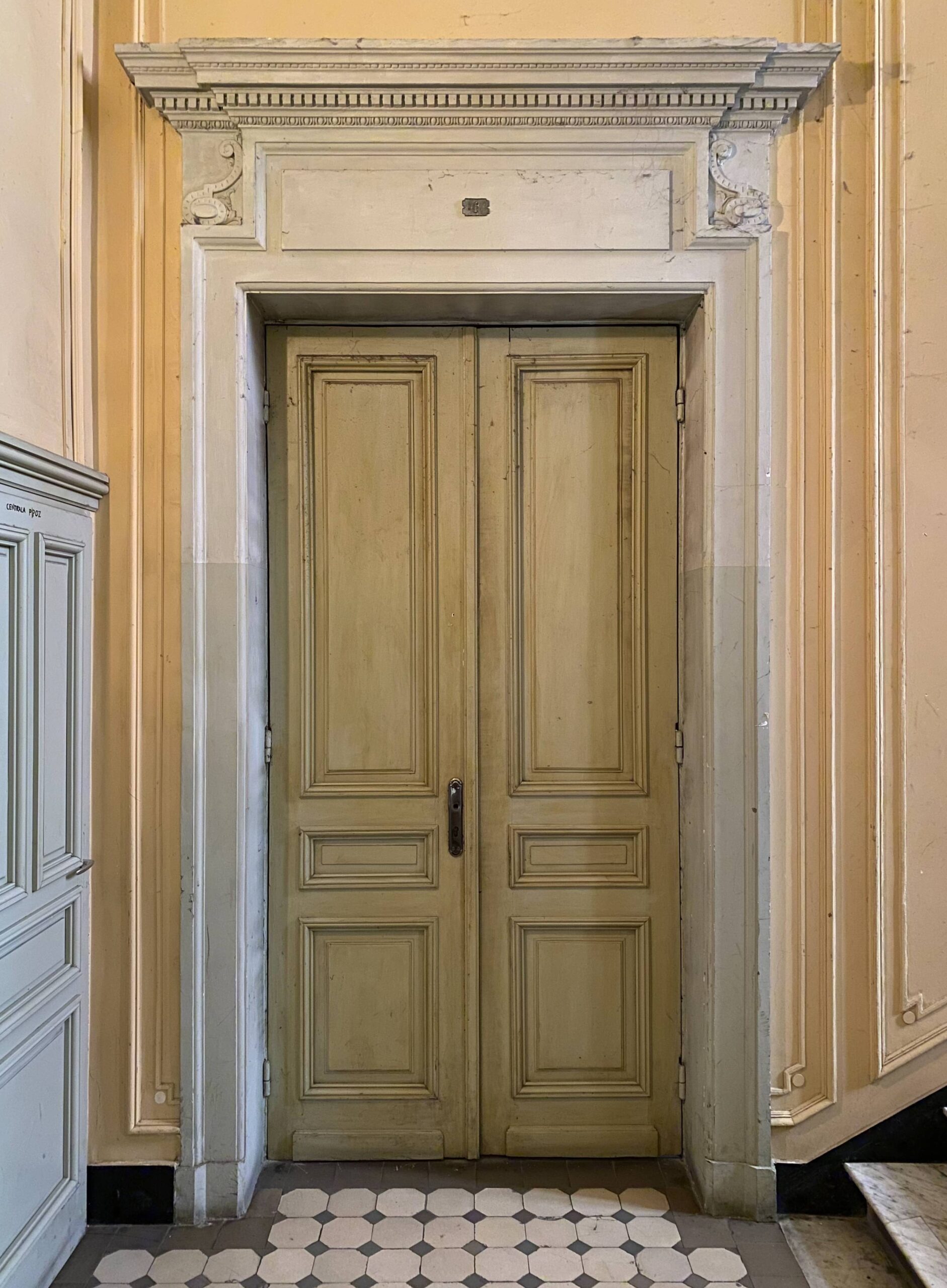 Dom frontowy. Klatka główna. Drzwi do mieszkania. Fot. Wojciech Kmieć 2022 r., źródło: AOD III.