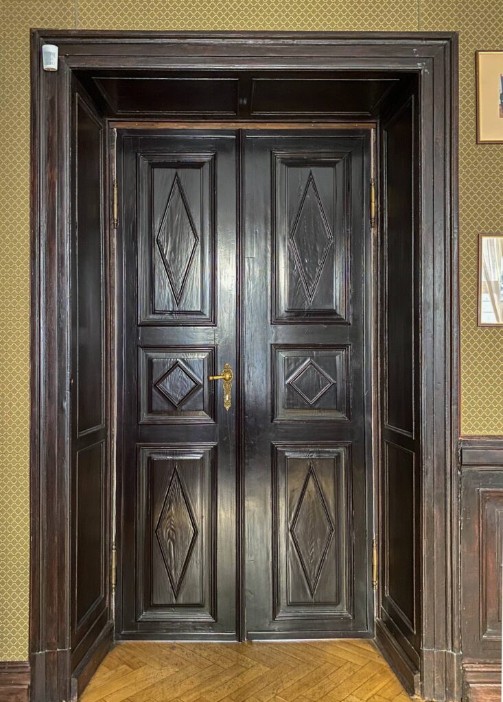 Drzwi I-go piętra. Fot. Wojciech Kmieć 2022 r., źródło: AOD III.