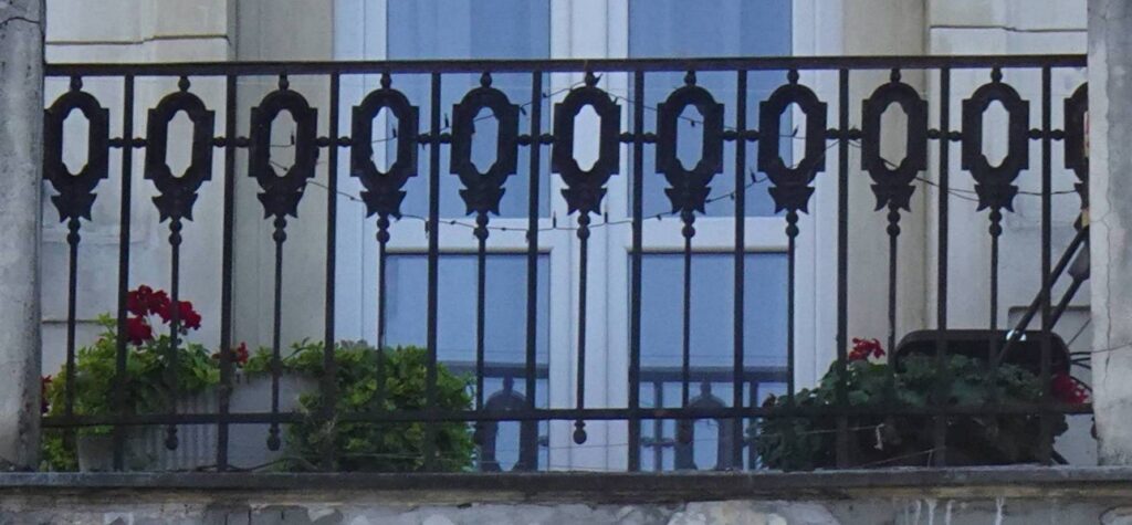 Balustrada balkonu II-go piętra północnej części elewacji wschodniej. Fot. Zbigniew Michalczyk 2022 r., źródło: AOD III.