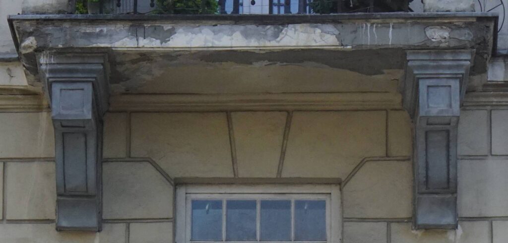 Konsole pod balkonem II-go piętra północnej części elewacji wschodniej. Fot. Zbigniew Michalczyk 2022 r., źródło: AOD III.