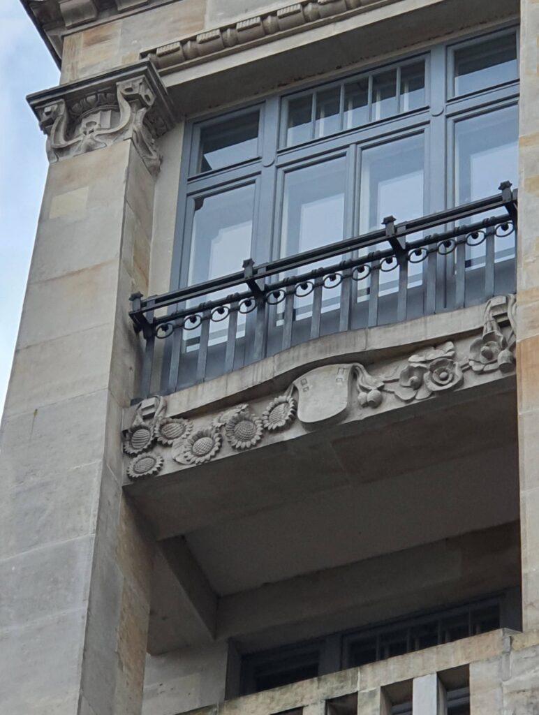 Balkon ostatniego piętra we wschodniej części północnej fasady. Fot. Agnieszka Dąbkowska 2022 r., źródło: AOD III.