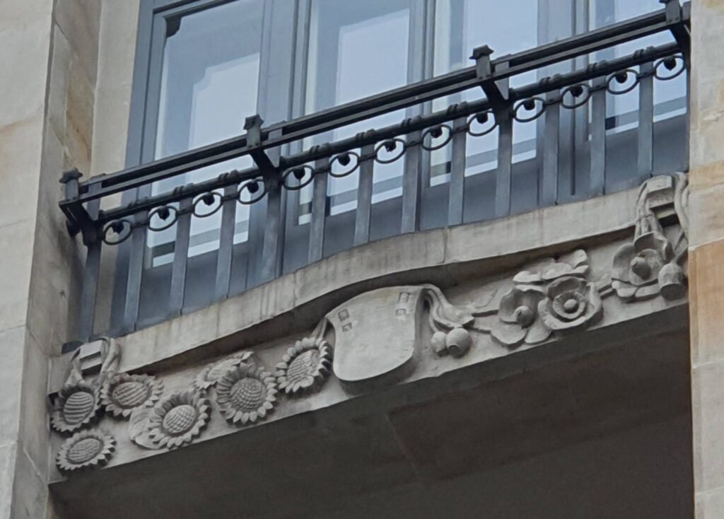 Balustrada balkonu ostatniego piętra we wschodniej części północnej fasady. Fot. Agnieszka Dąbkowska 2022 r., źródło: AOD III.