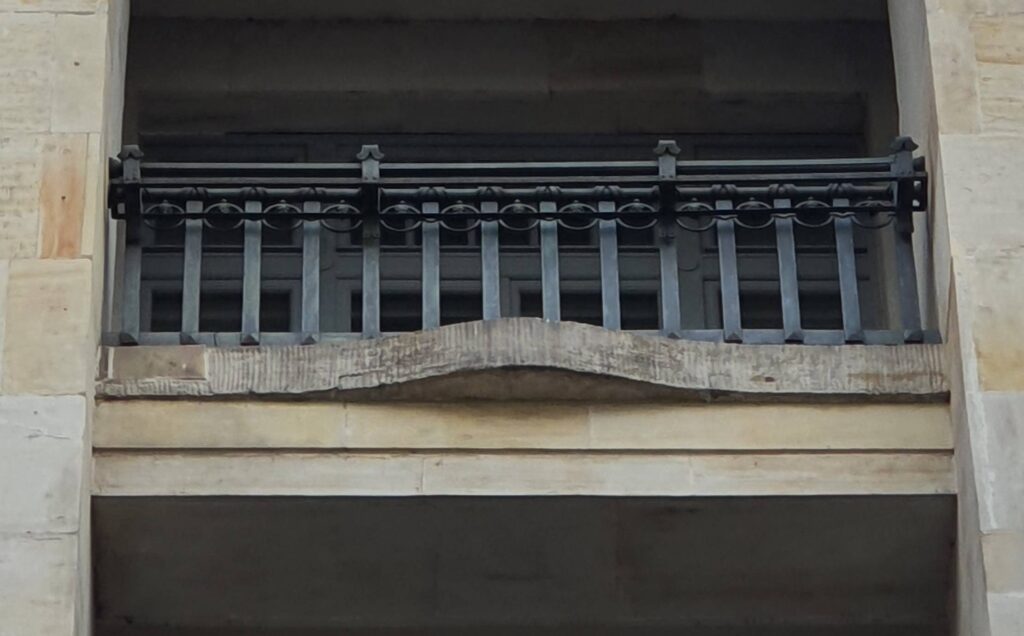 Balustrada ostatniego balkonu zachodniej części elewacji północnej. Fot. Agnieszka Dąbkowska 2022 r., źródło: AOD III.